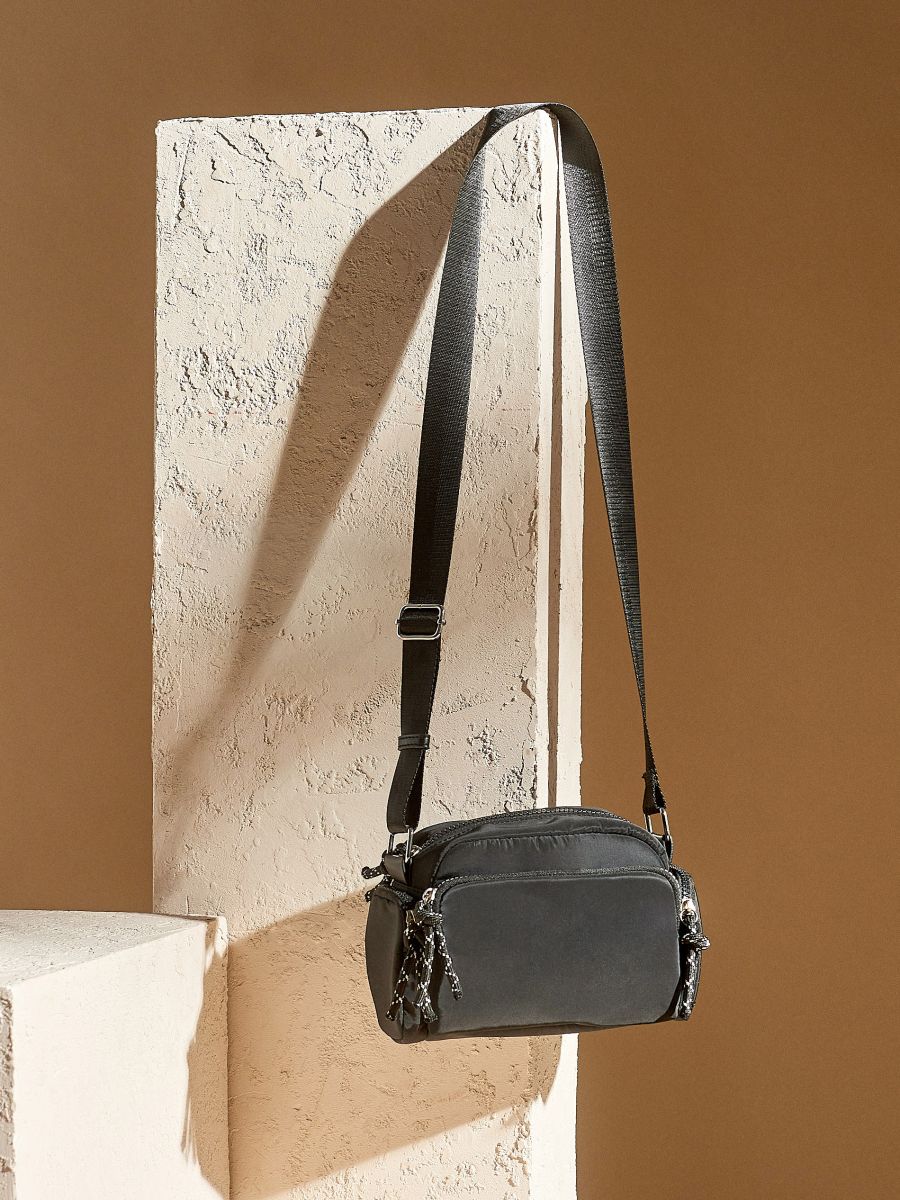 Нейлонова crossbody-сумка - чорний - SINSAY