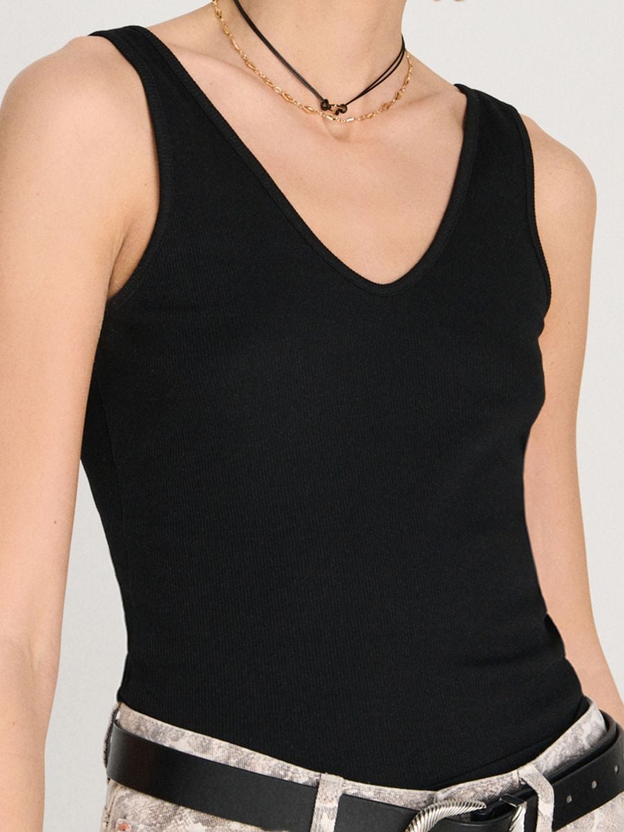 Prążkowany top z dekoltem V - czarny - SINSAY