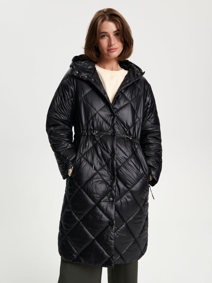 Prošívaný kabát s kapucí - černá - SINSAY