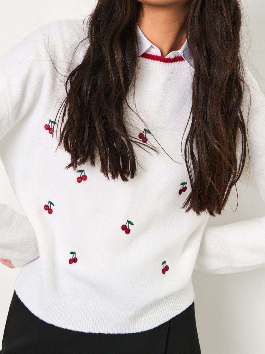 Sweter w wisienki - kremowy - SINSAY