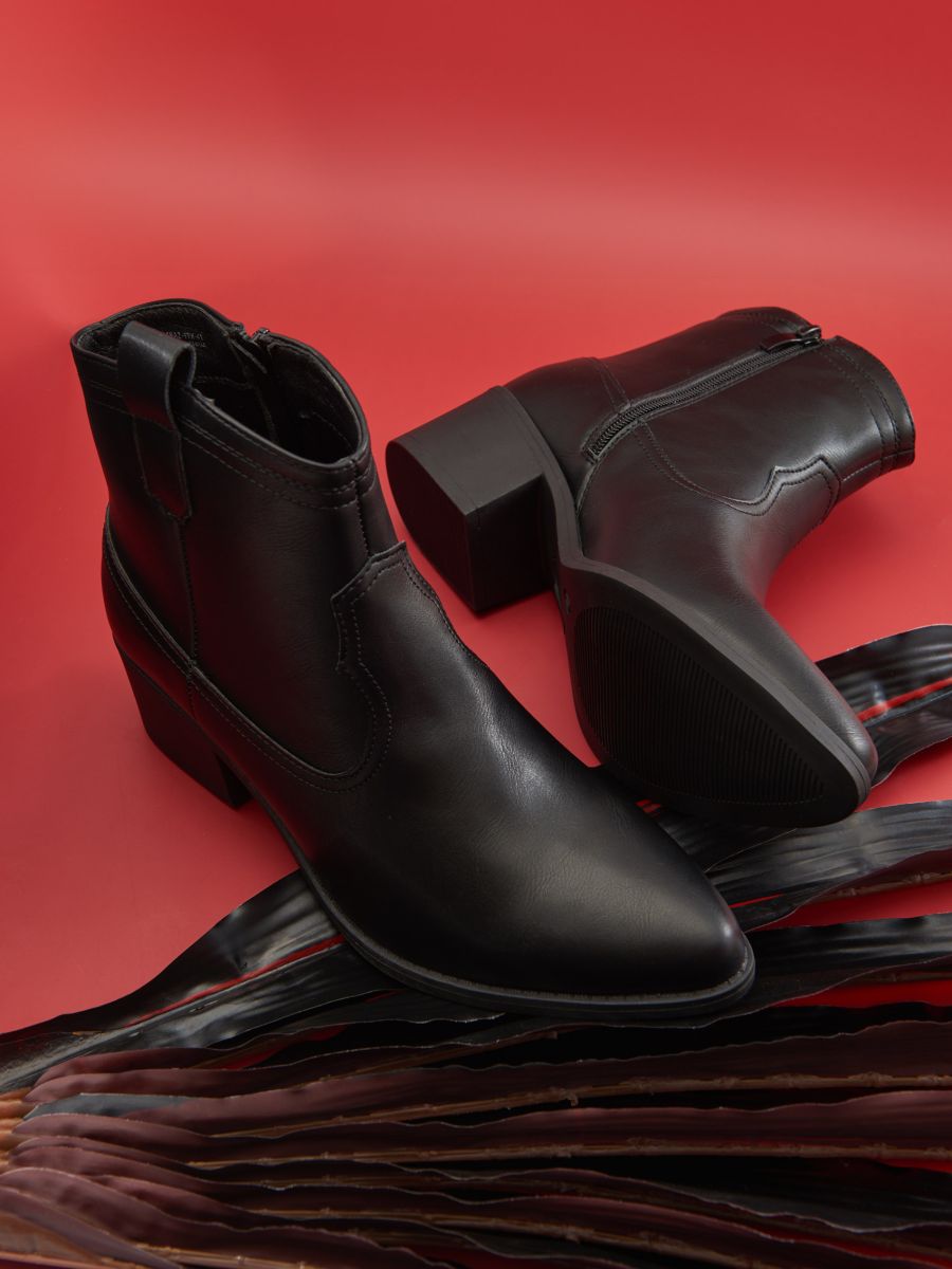 Ankle boots Color black SINSAY 668AZ 99X