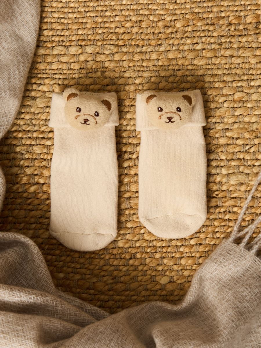 Prążkowane skarpetki antypoślizgowe z elementami 3D - beżowy - SINSAY