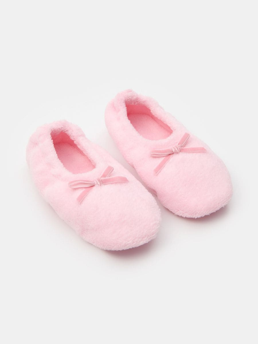 Pluszowe kapcie slip-on z kokardkami - różowy - SINSAY