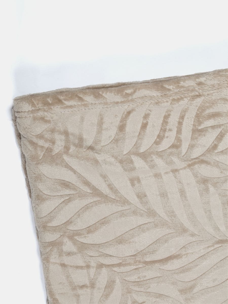 Koc z tłoczonym wzorem roślinnym - beżowy - SINSAY