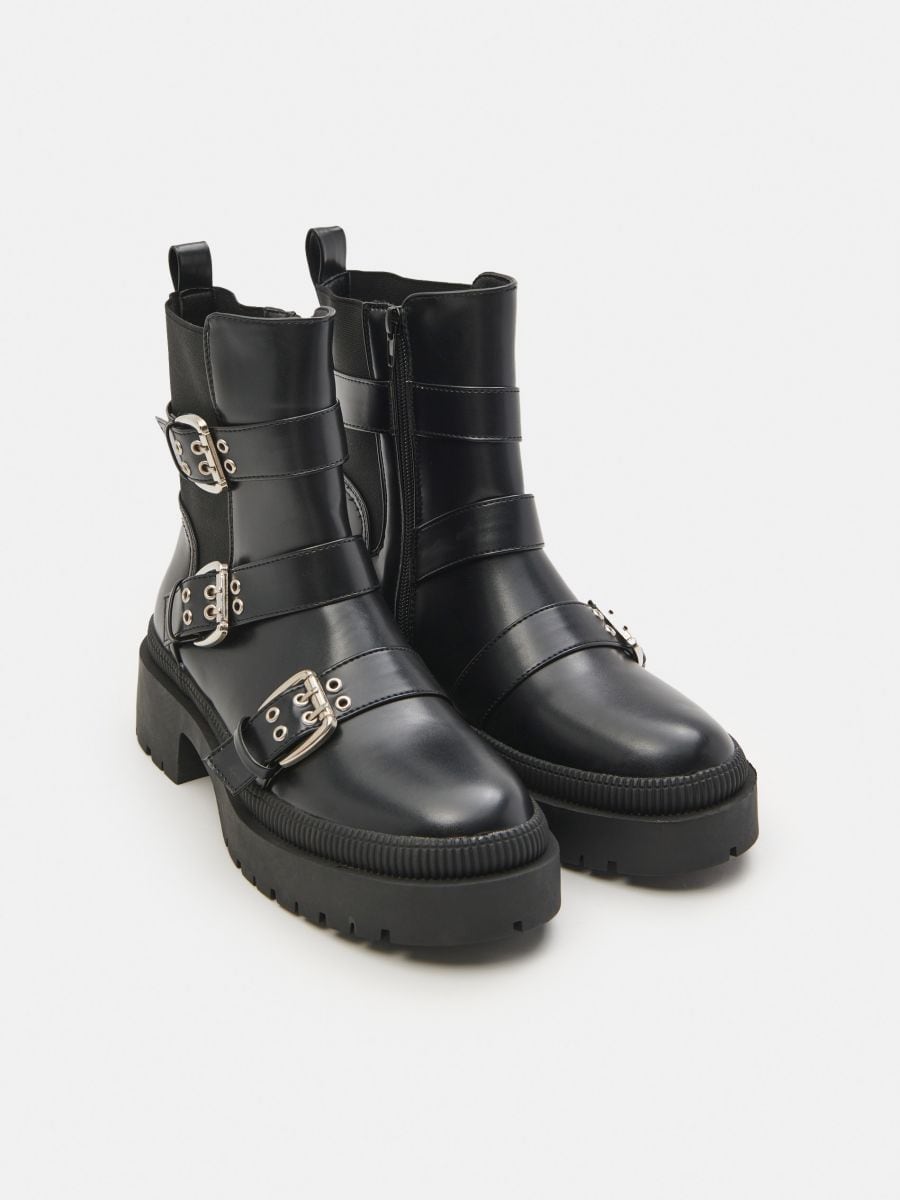 Kotníkové boty s přezkami - černá - SINSAY