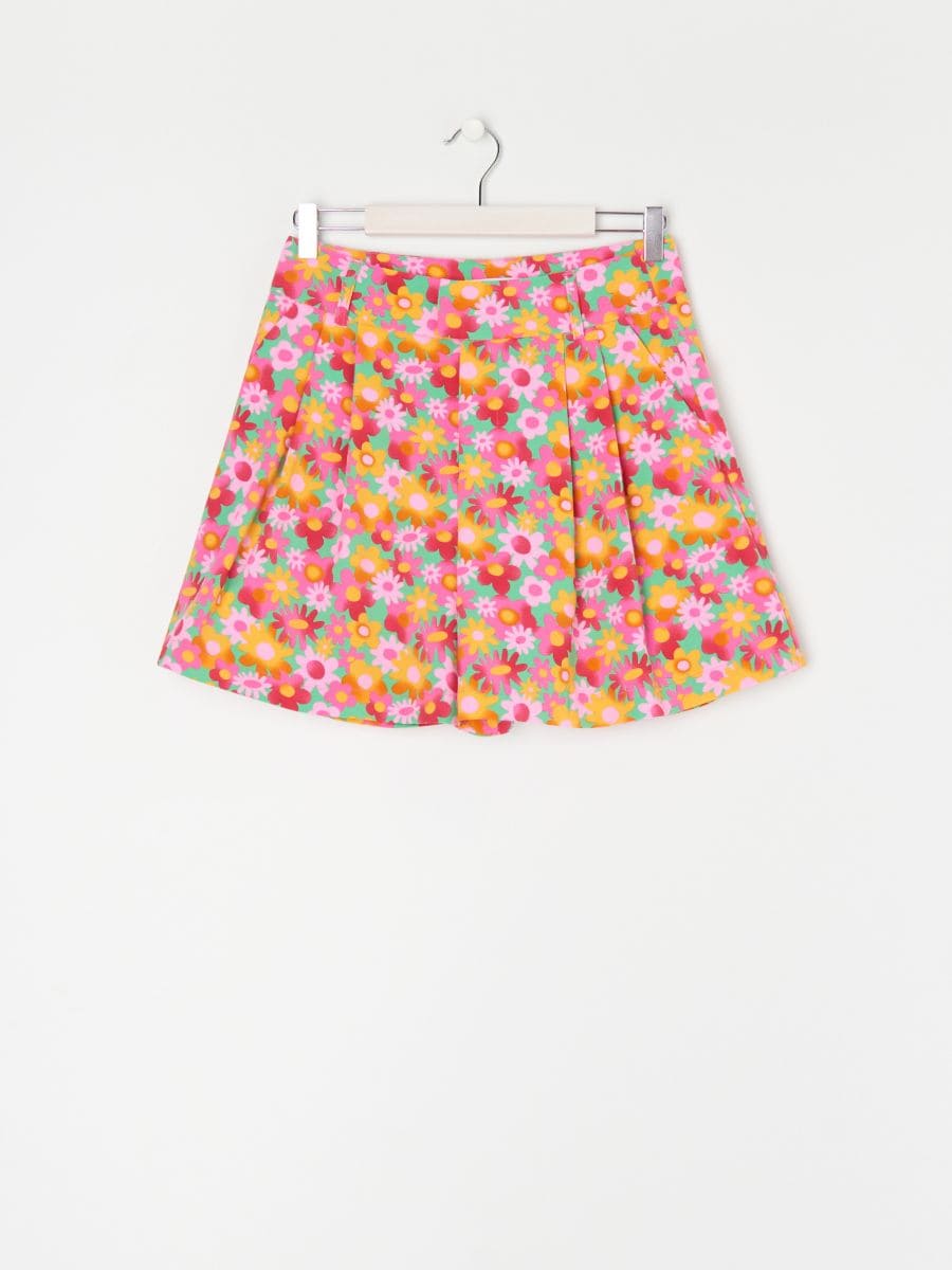 Къси панталони с флорален десен - многоцветен - SINSAY