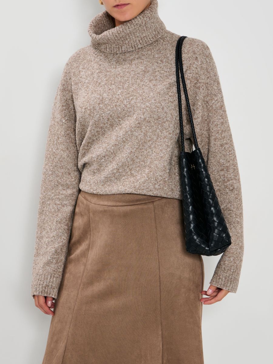 Kokvilnas un sintētikas sajaukuma džemperis ar augstu apkakli - kafijas - SINSAY