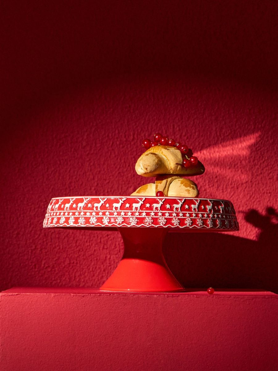 Ziemassvētku keramikas kūku plate uz kājiņas ar ziemeļbriežu motīvu - sarkans - SINSAY