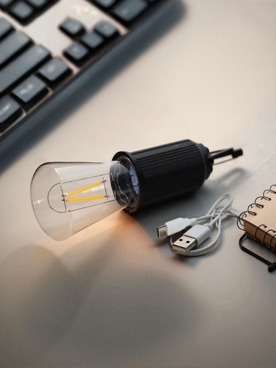Lampa campingowa z karabińczykiem - szary - SINSAY