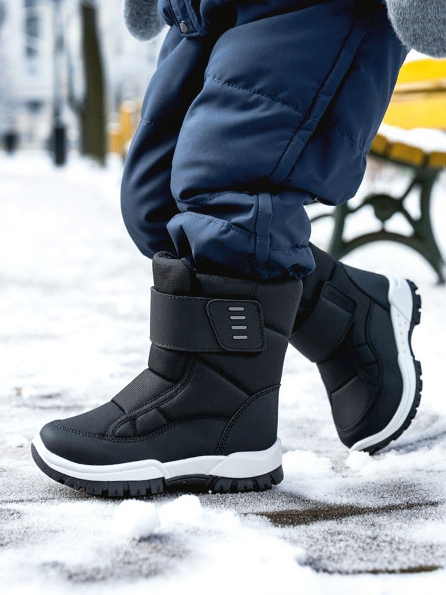 Ocieplane botki z elementami odblaskowymi - czarny - SINSAY