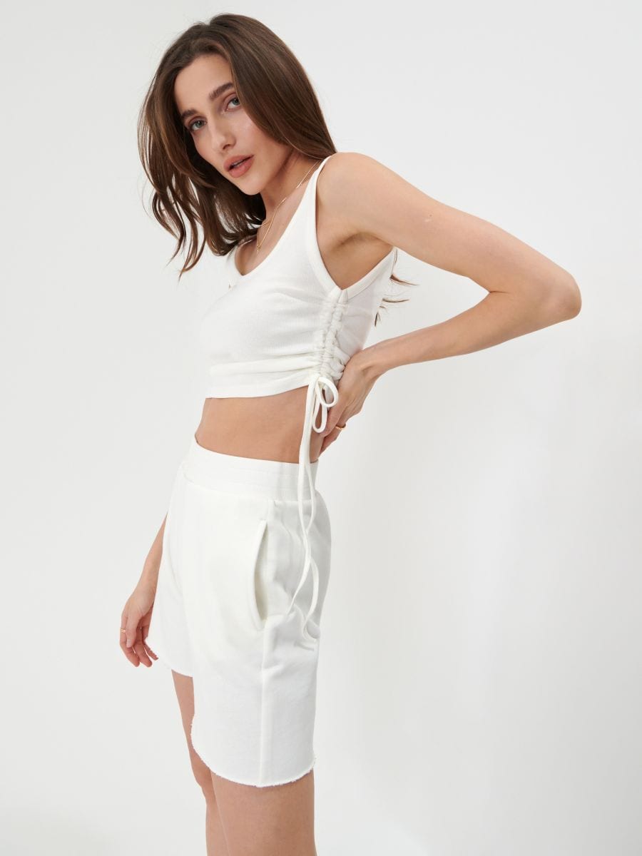 Crop top na vezanje - krem - SINSAY