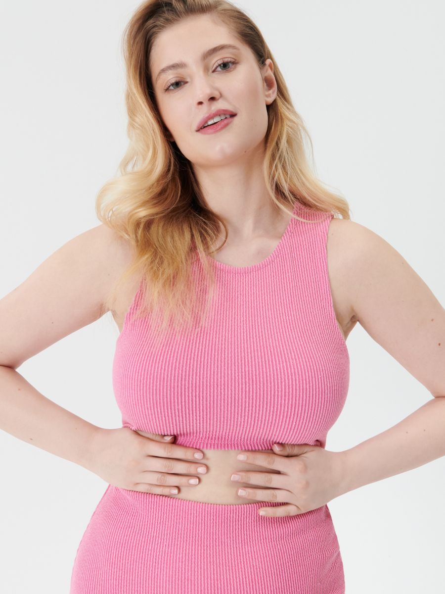 Rebrasti crop top - jarkoružičasto - SINSAY