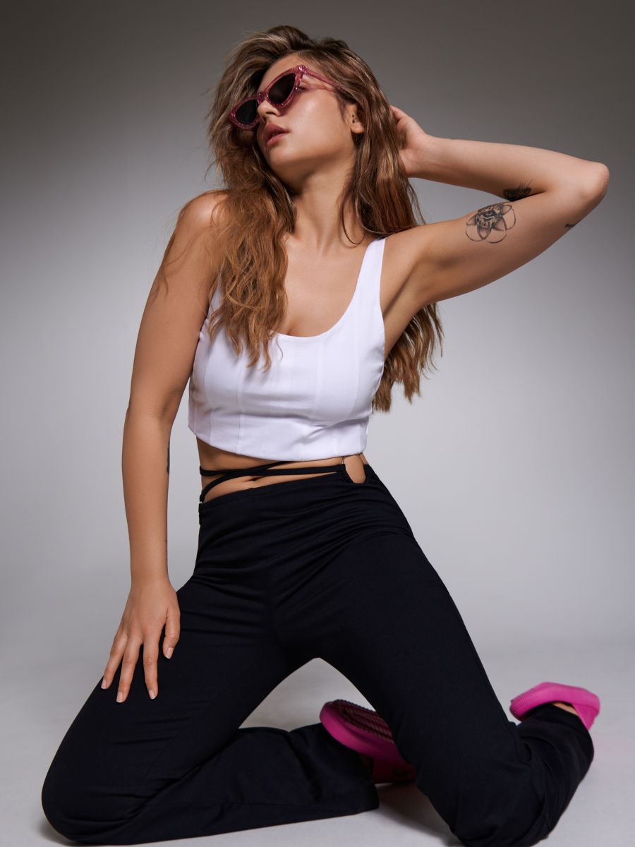 Prugasti crop top - bijela - SINSAY