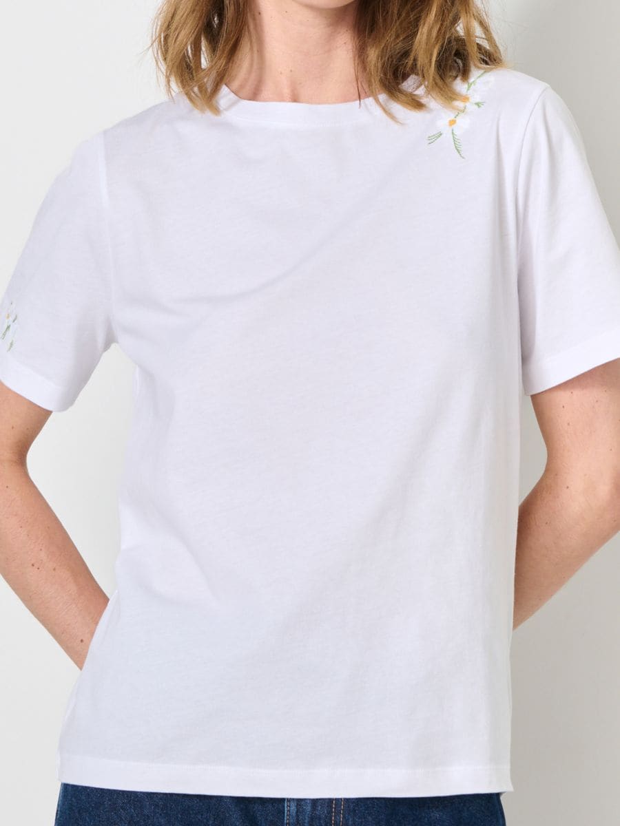 Тениска с декоративна бродерия - бял - SINSAY