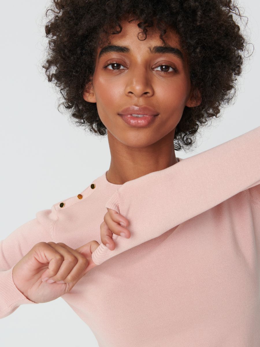Dekoratiivsete nööpidega džemper - pastellroosa - SINSAY