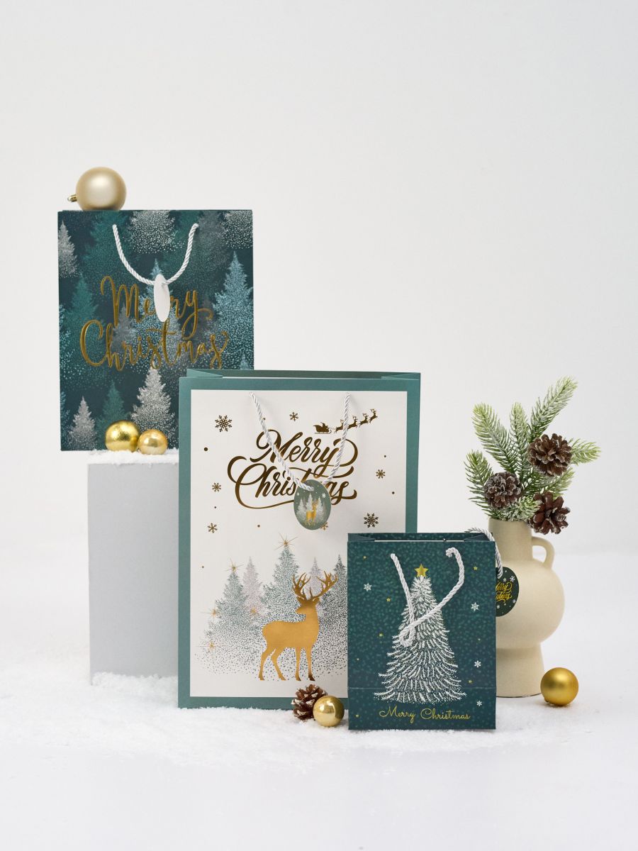 Set božičnih darilnih vrečk z vzorcem smrečic 3 pack - večbarvna - SINSAY