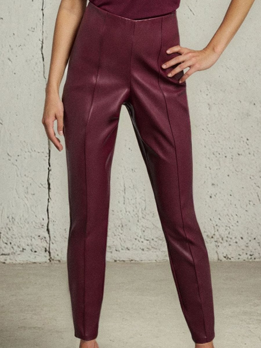 Pantaloni cu efect de piele - bordo - SINSAY