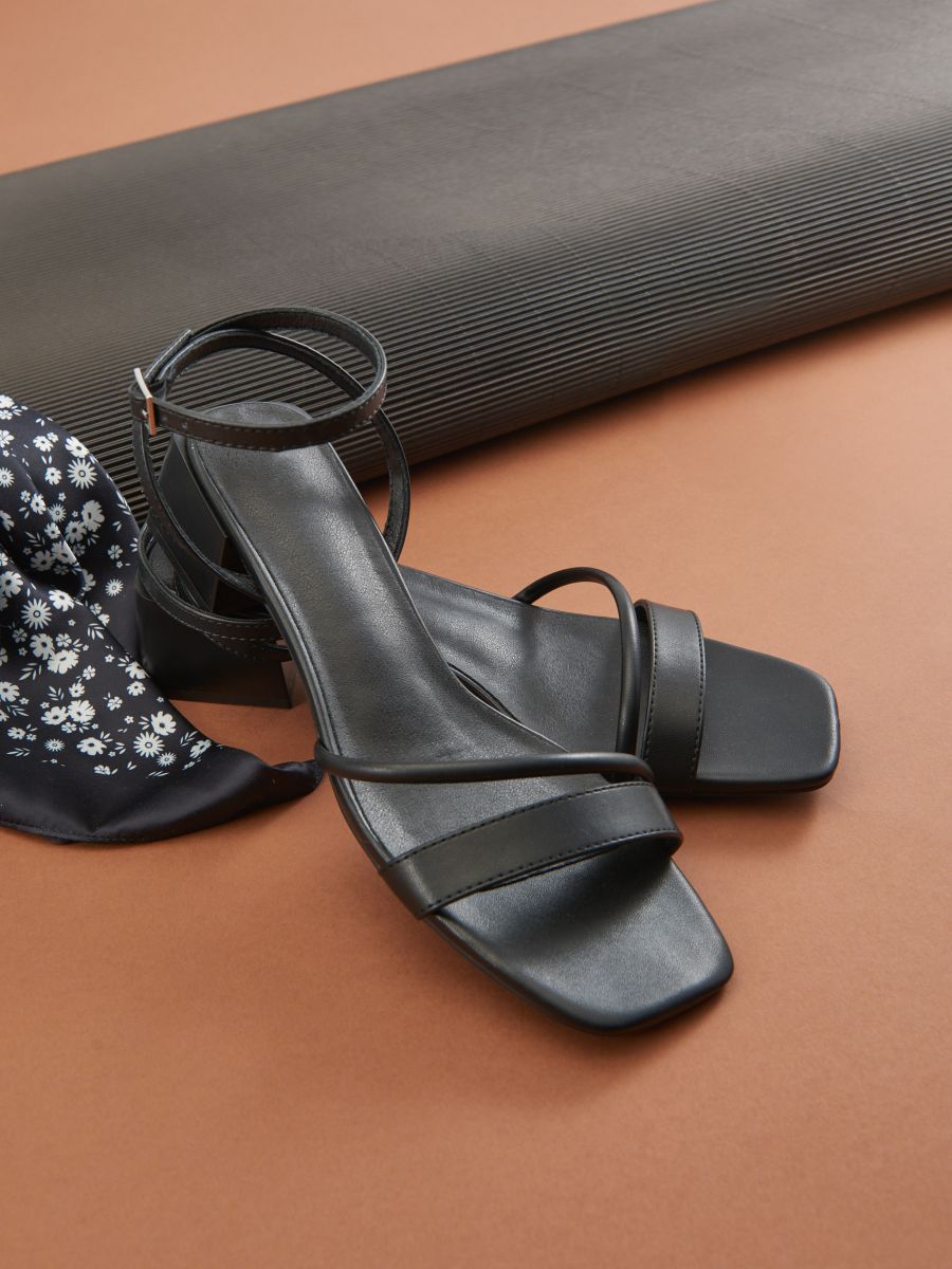 Sandales ar blokveida papēdi - melns - SINSAY