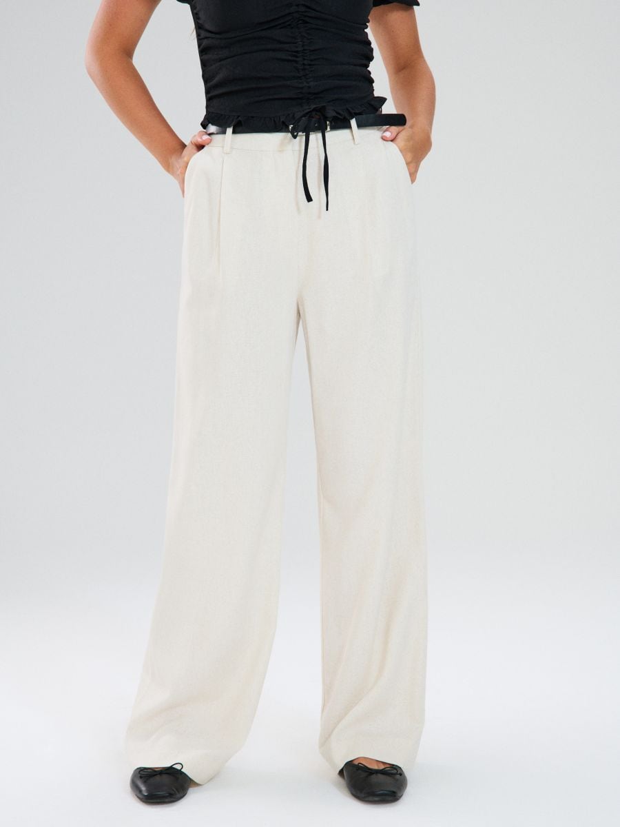 Spodnie wide leg z paskiem - kremowy - SINSAY