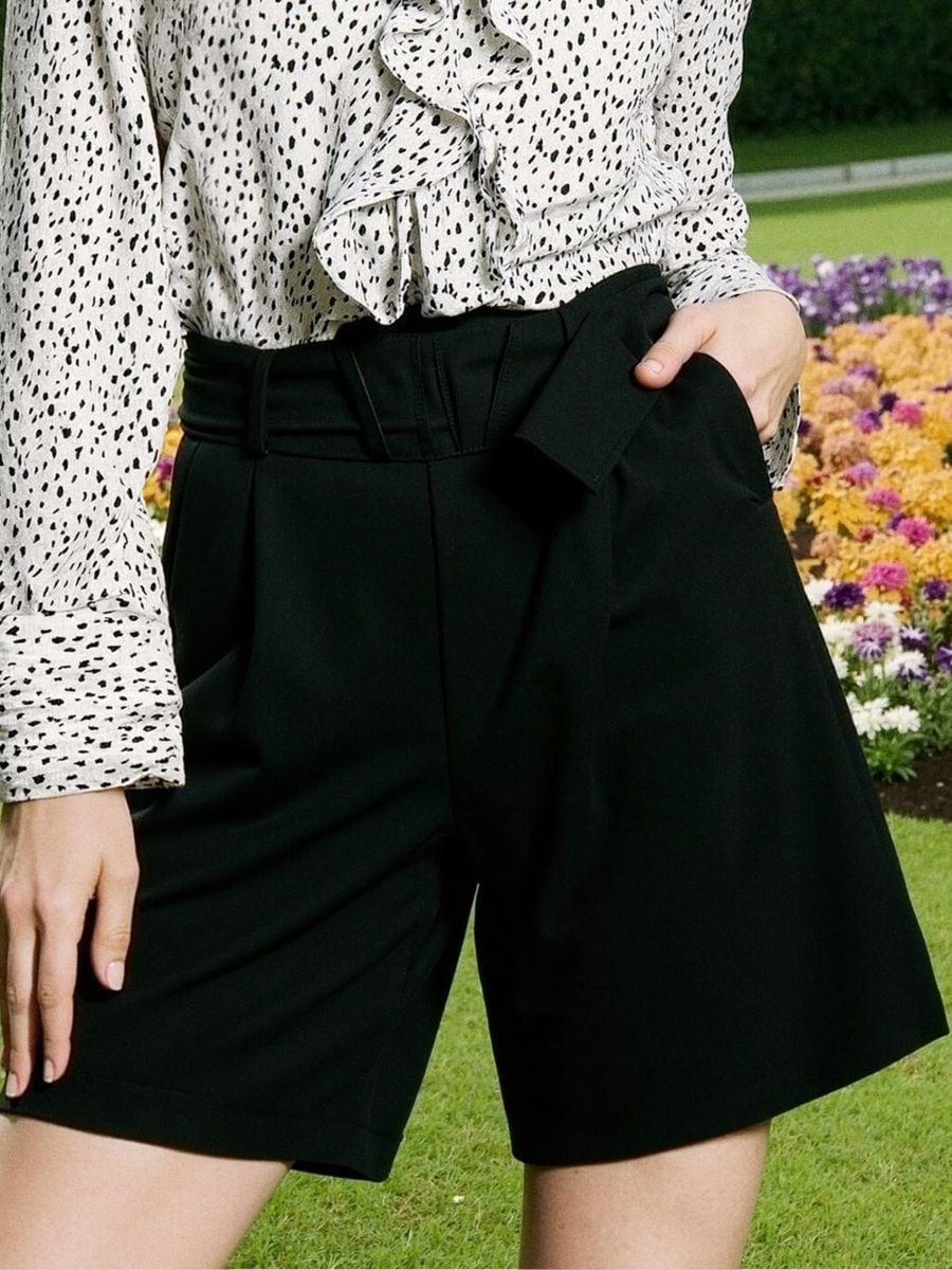 Pantaloncini con cintura allacciata in vita - nero - SINSAY