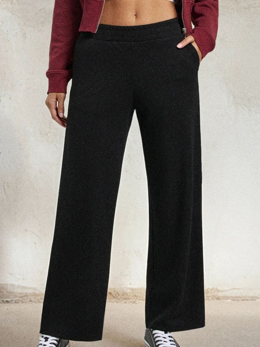 Spodnie dresowe z szerokimi nogawkami soft touch - czarny - SINSAY