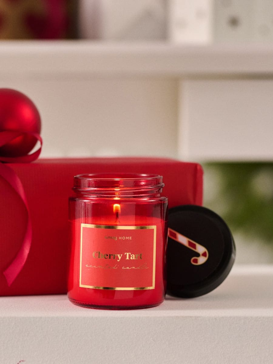 Świeczka z motywem zimowym Cherry Tart - czerwony - SINSAY