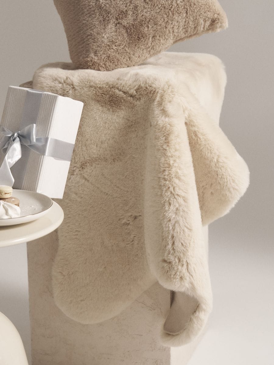 Tepih sa veštačkim krznom - BEŽ - SINSAY