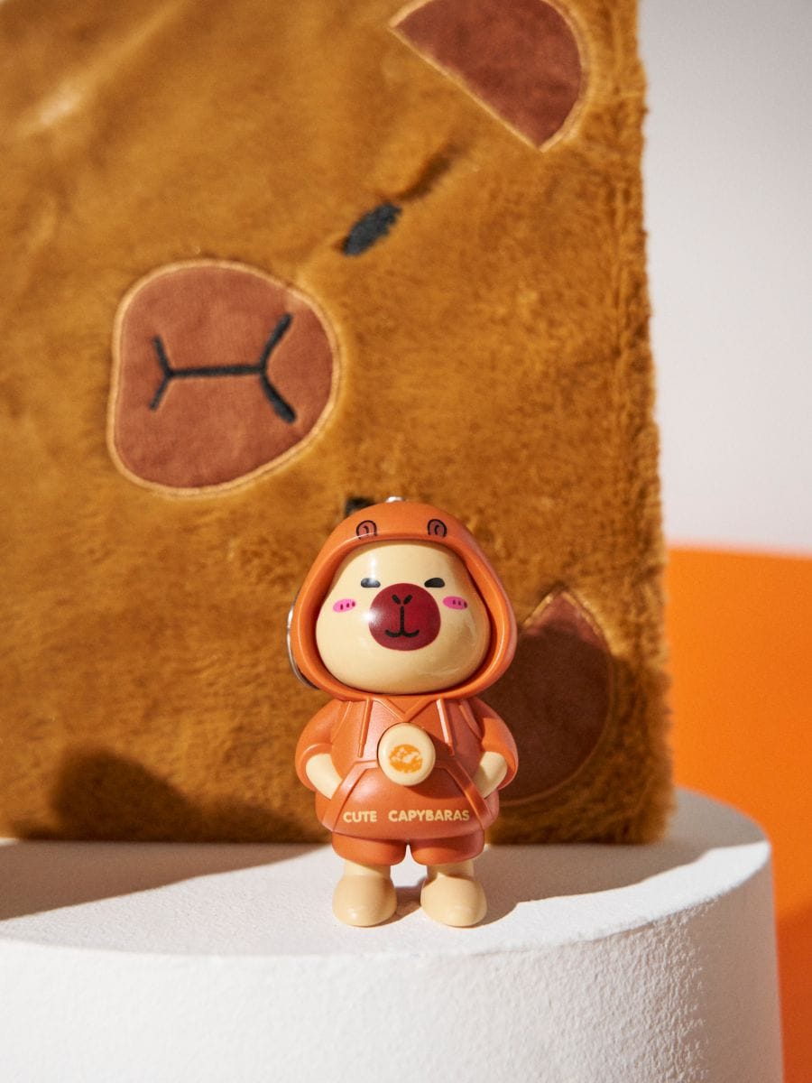 Privezak u obliku kapibare sa promenljivim izrazom lica - više boja - SINSAY