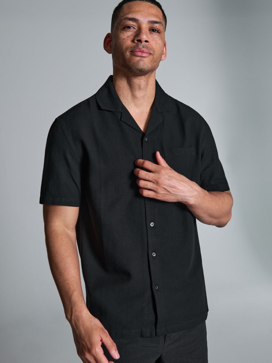 Krekls ar kabatiņu - melns - SINSAY