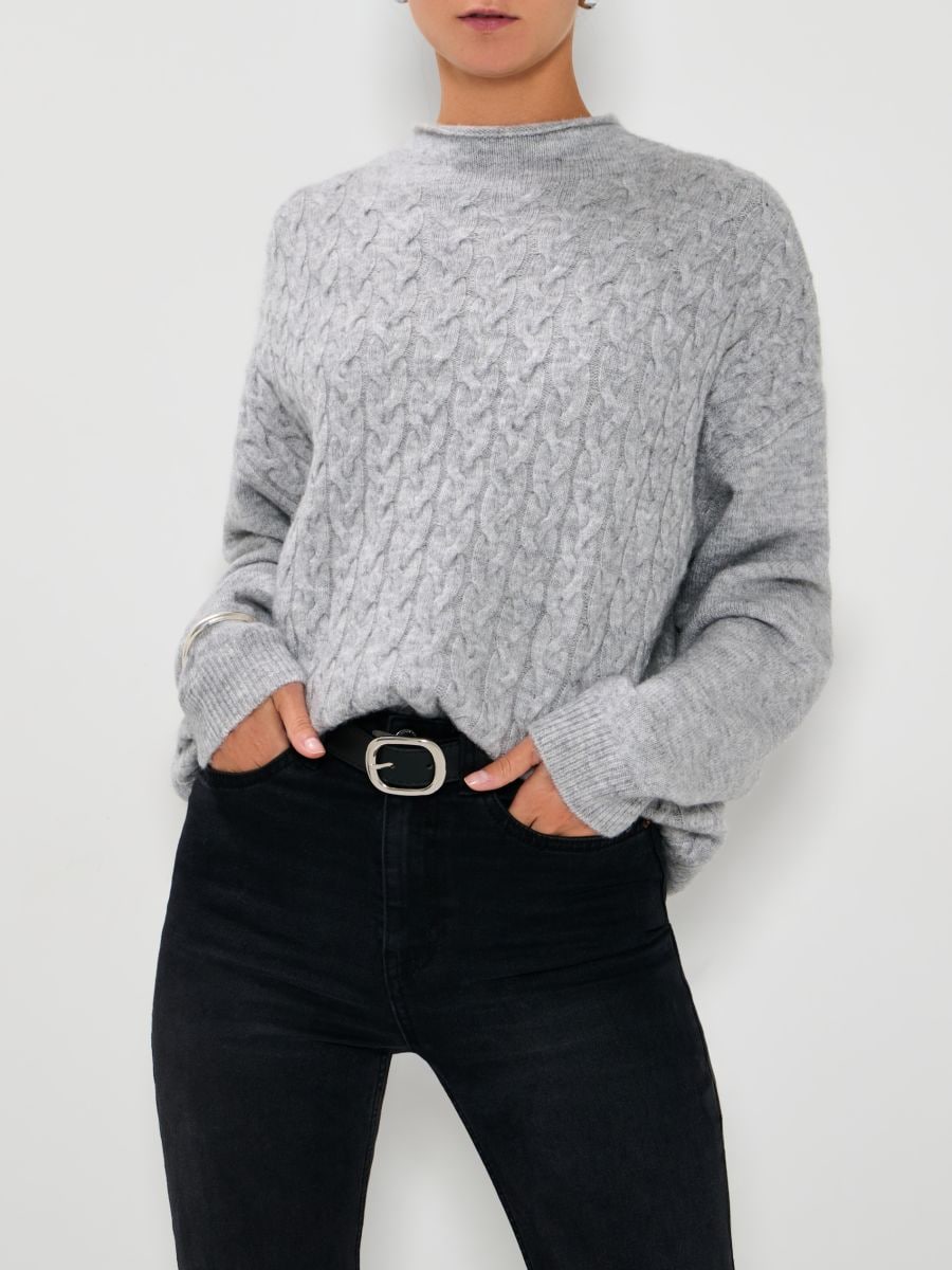Moteriškas megztinis su pynės raštu - šviesiai pilka - SINSAY