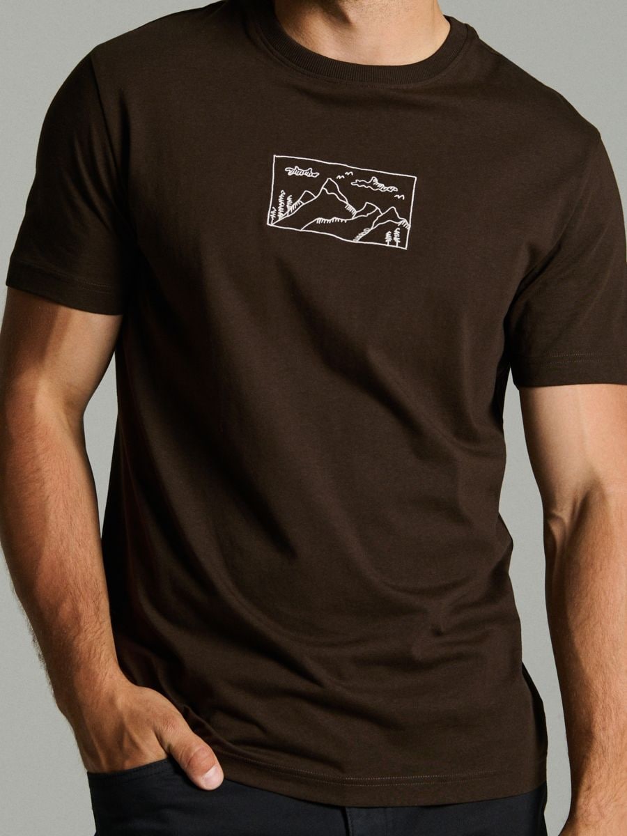 Бавовняна футболка з вишивкою - темно коричневий - SINSAY