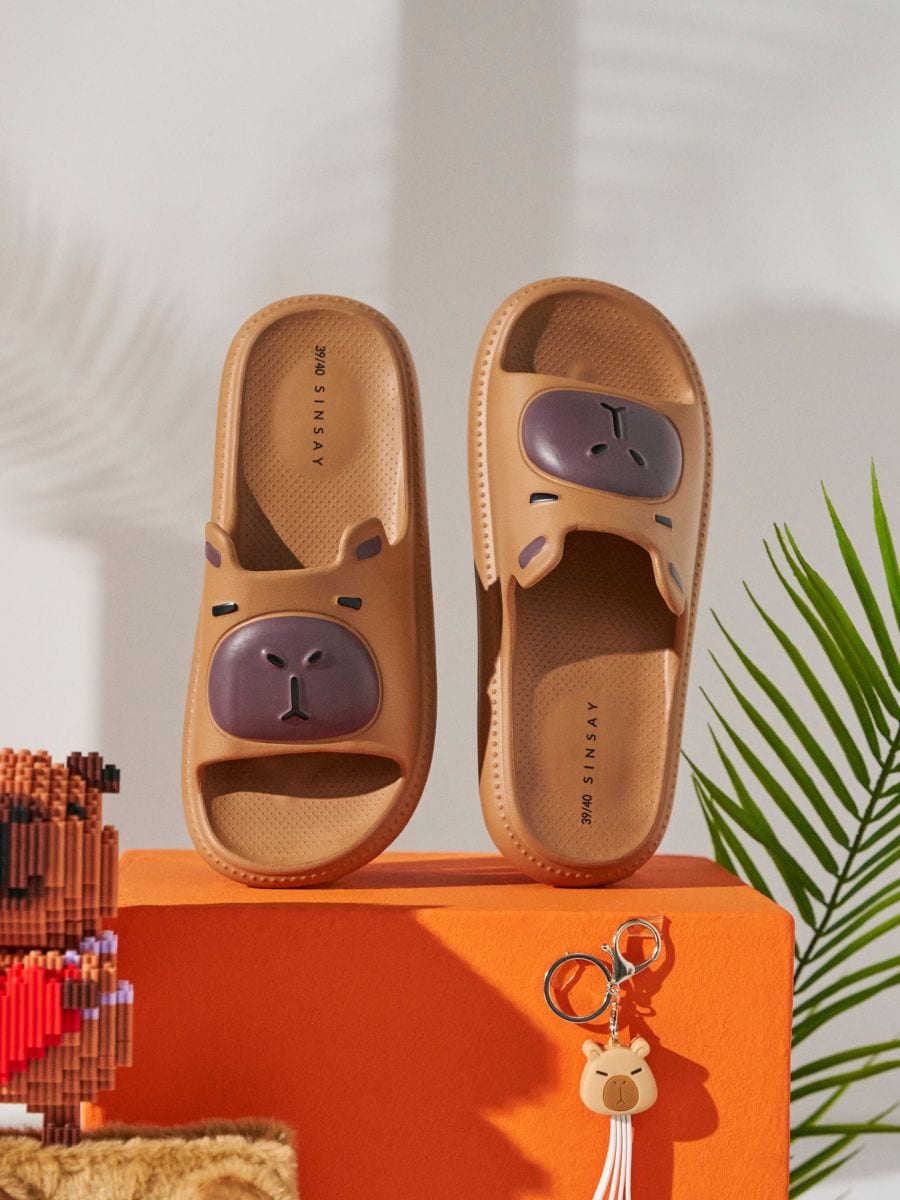 Penaste natikače z motivom kapibare - bež - SINSAY