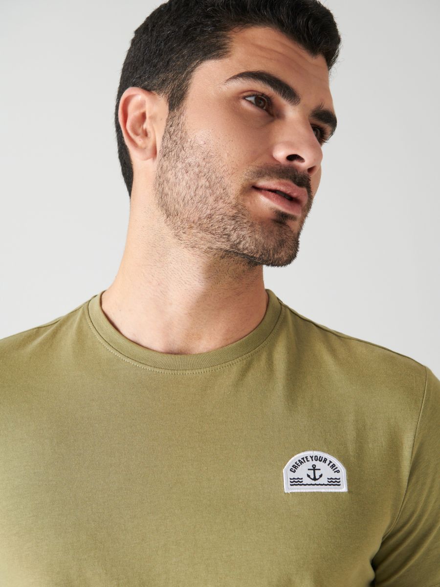 T-shirt with patch - warm olive - SINSAY
