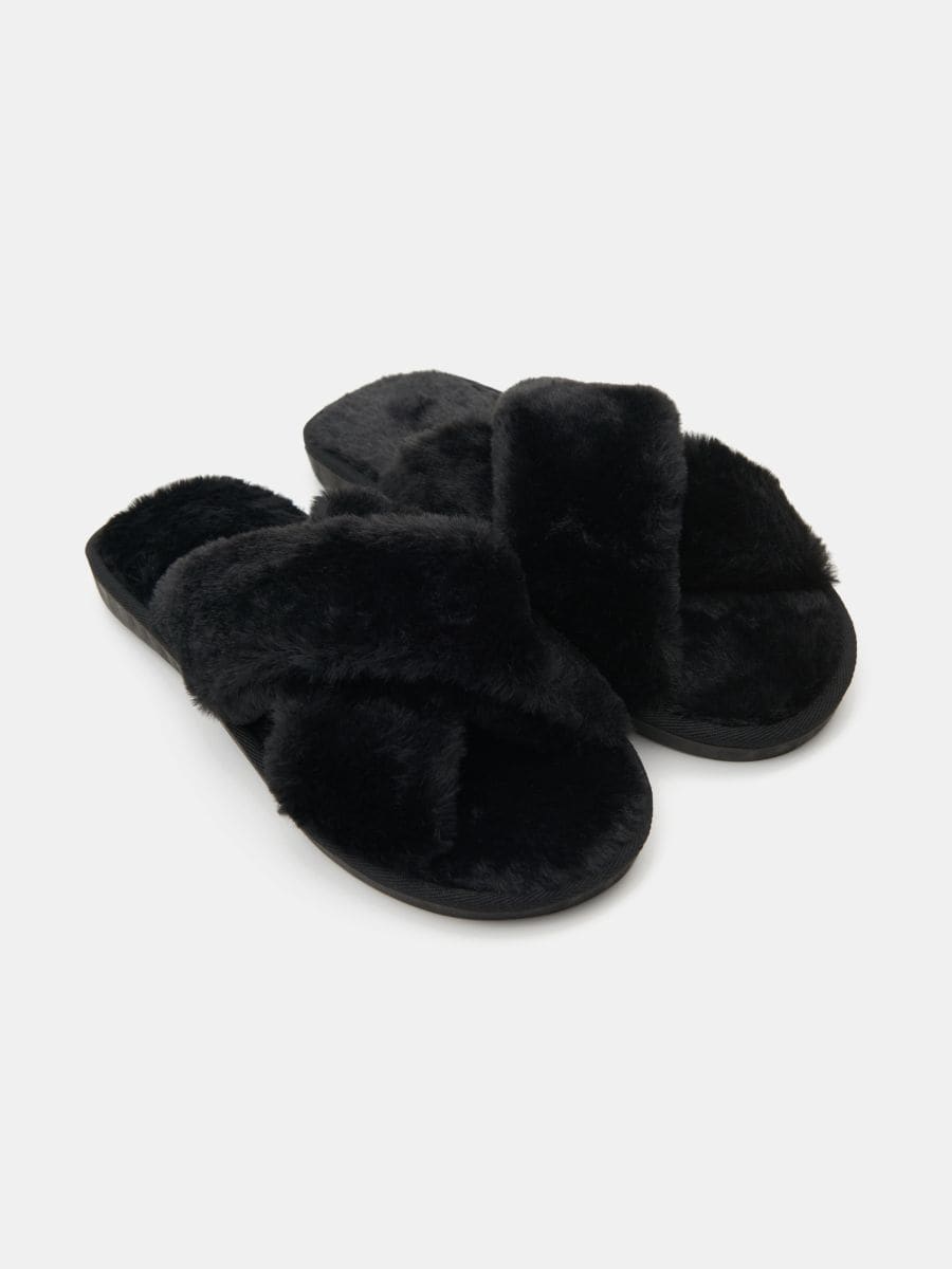 Kapcie ze sztucznym futrem - czarny - SINSAY