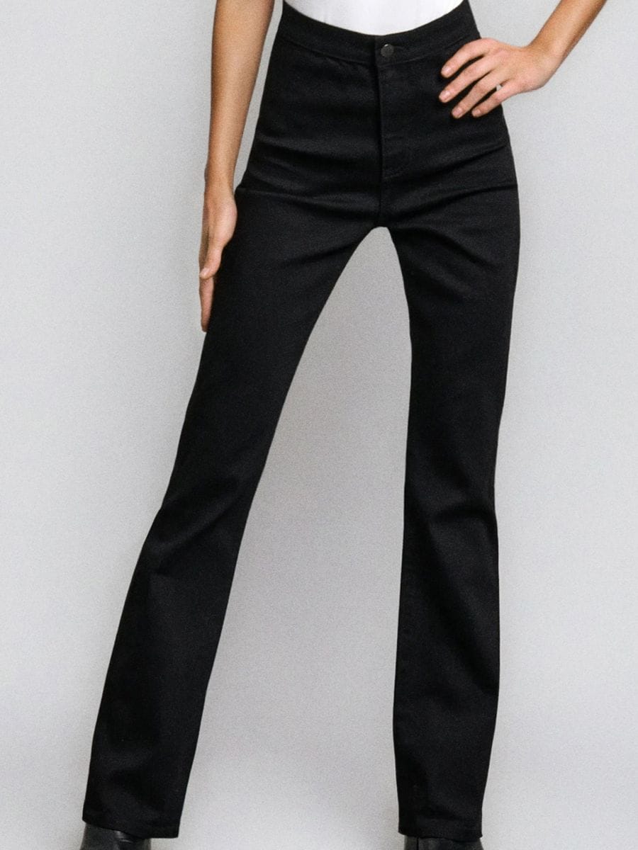 Flare-Jeans mit hoher Taille - Schwarz - SINSAY