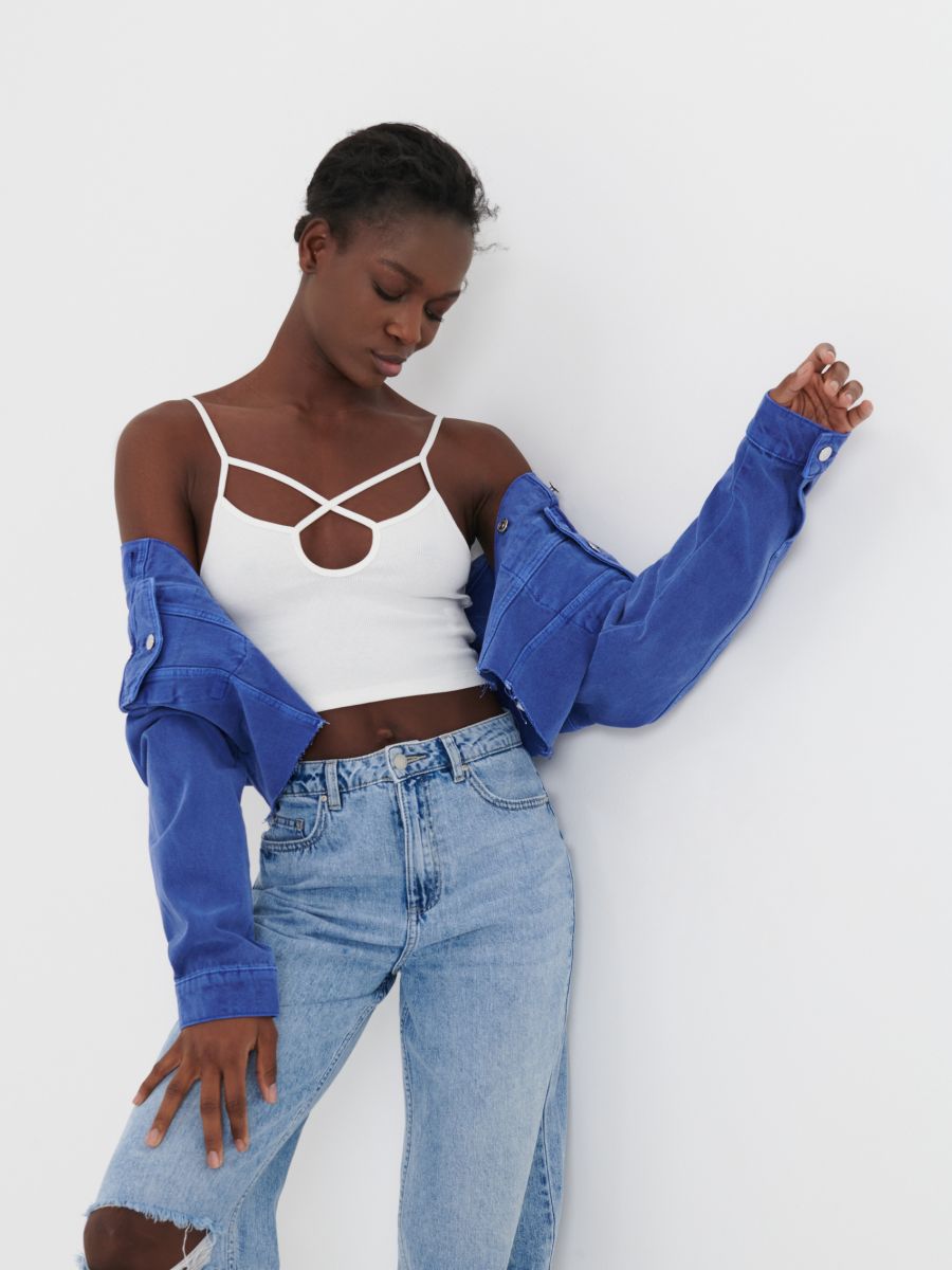 Crop top na ramínka - krémová - SINSAY