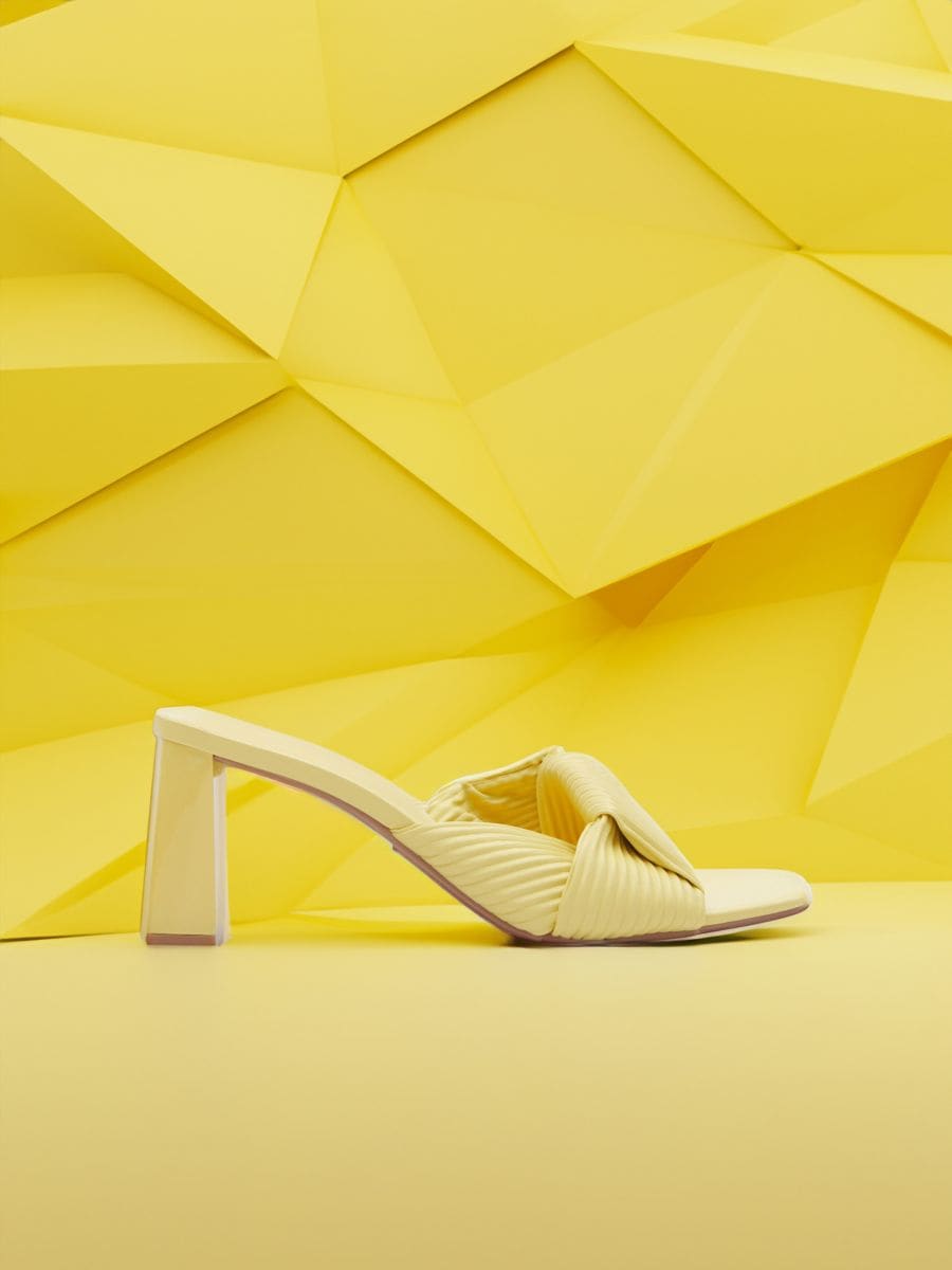 Sandale s potpeticama - žuta boja - SINSAY