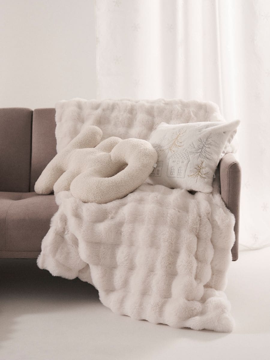 Strukturalna narzuta na łóżko - kremowy - SINSAY