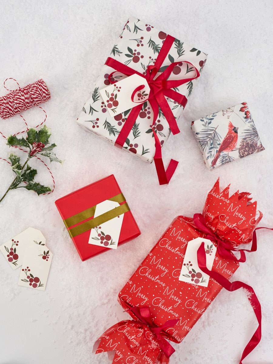 Ziemassvētku dāvanu iesaiņošanas papīru komplekts - sarkans - SINSAY