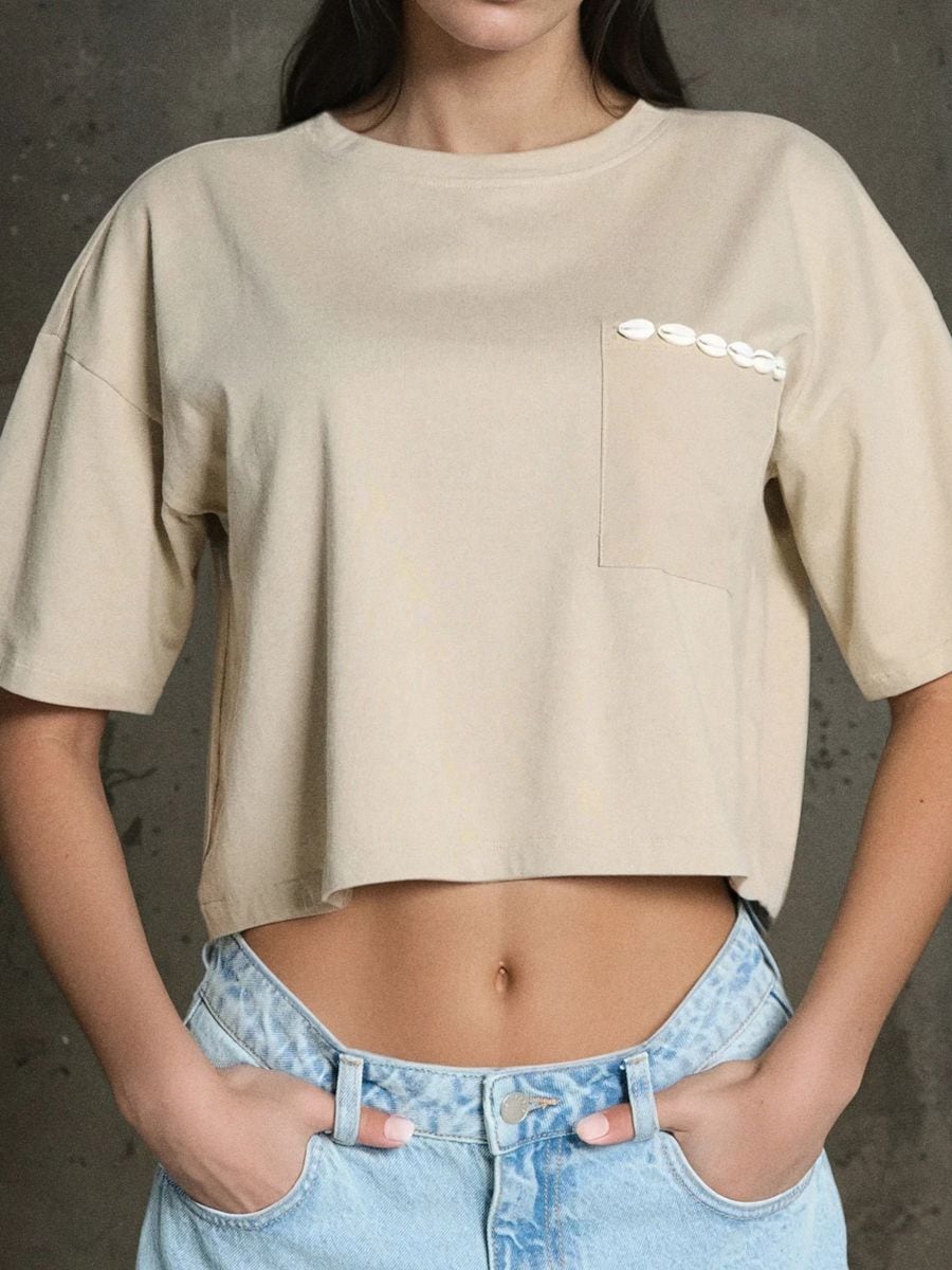 Crop top z ozdobnymi muszelkami - beżowy - SINSAY