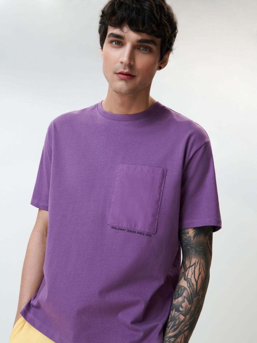 T-shirt with pocket Color purple - SINSAY - 9478C-44X