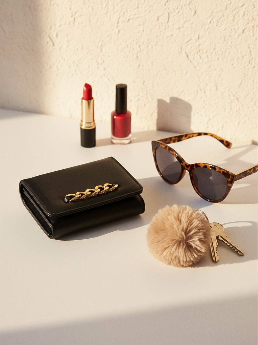 Portfel z imitacji skóry ze złotymi detalami - czarny - SINSAY