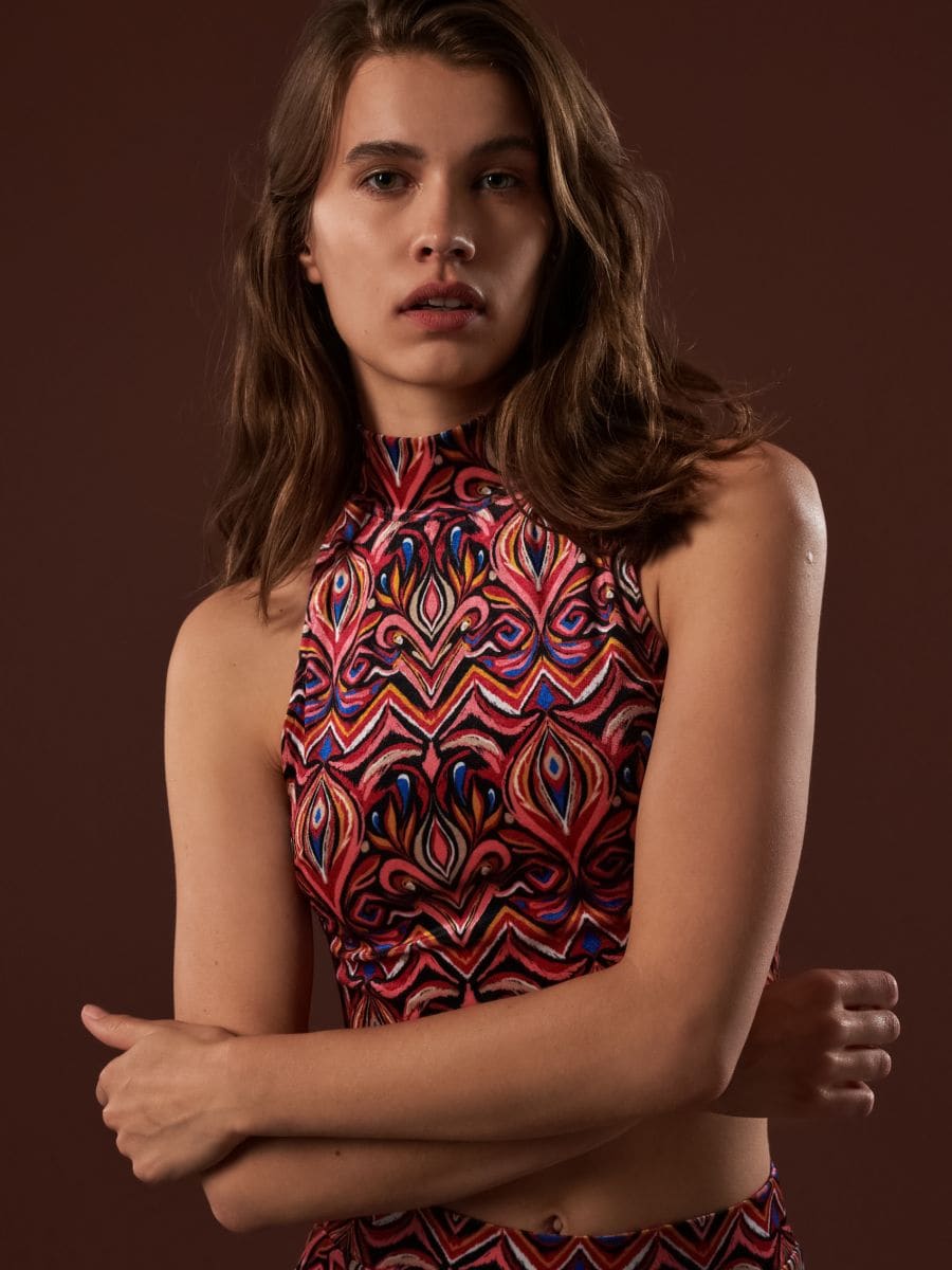 Vzorovaný crop top - vícebarevná - SINSAY
