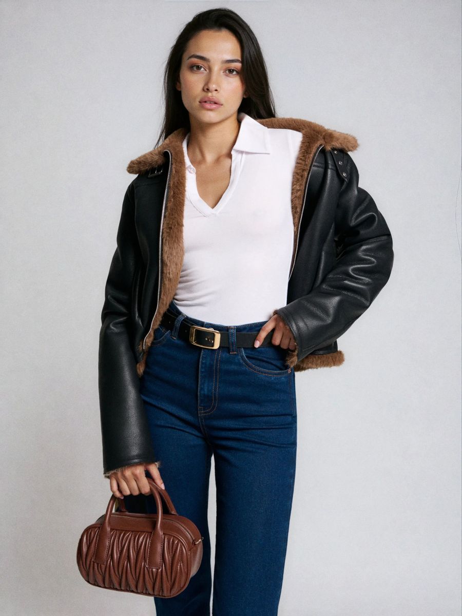 Opasok z imitácie kože so zlatou prackou - čierna - SINSAY