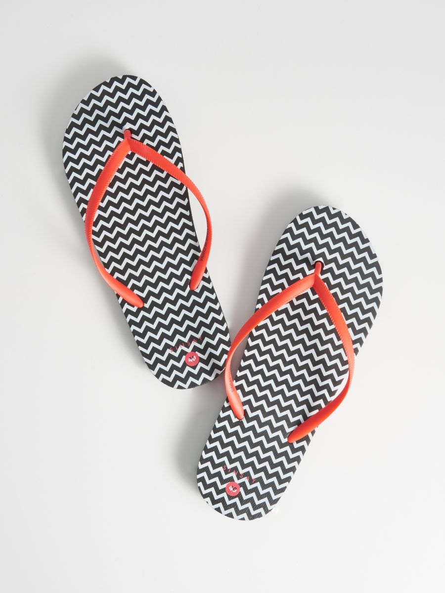 Patterned flip flops Color red - SINSAY - UT454-33X