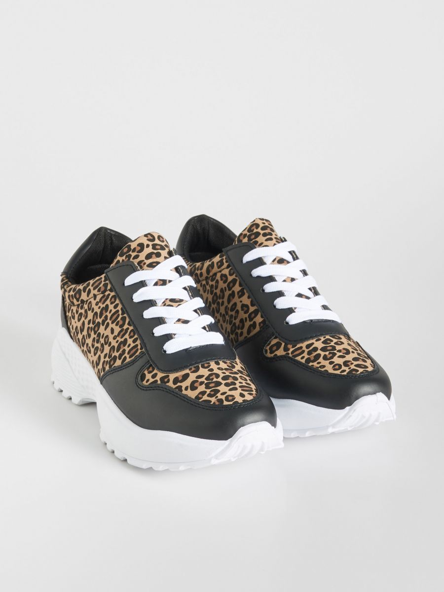 Leopard print sports shoes,