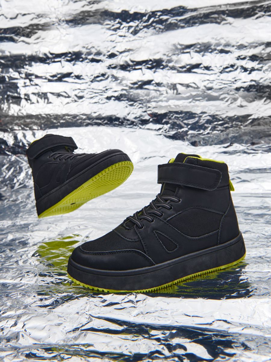 Sportiska stila apavi ar paaugstinātu potītes daļu - melns - SINSAY