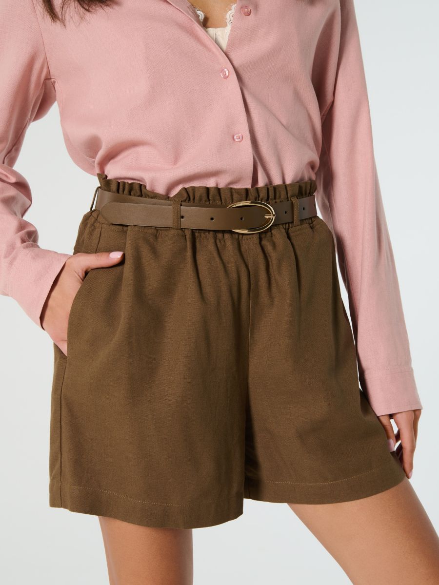 Szorty paperbag w stylu smart casual z paskiem - brązowy - SINSAY