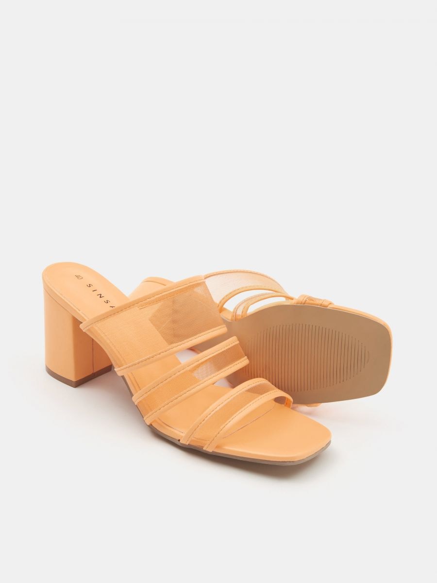 Iešļūcamās sandales uz papēža - oranžs - SINSAY