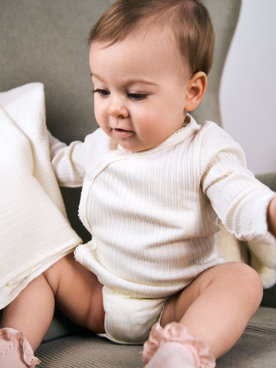 Ruožuoto trikotažo glaustinukė - kreminė - SINSAY